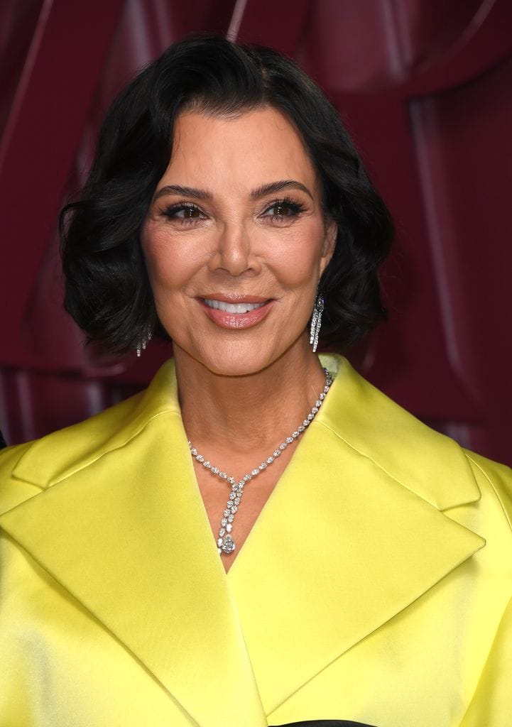Kris Jenner presume su rostro en la premiere.