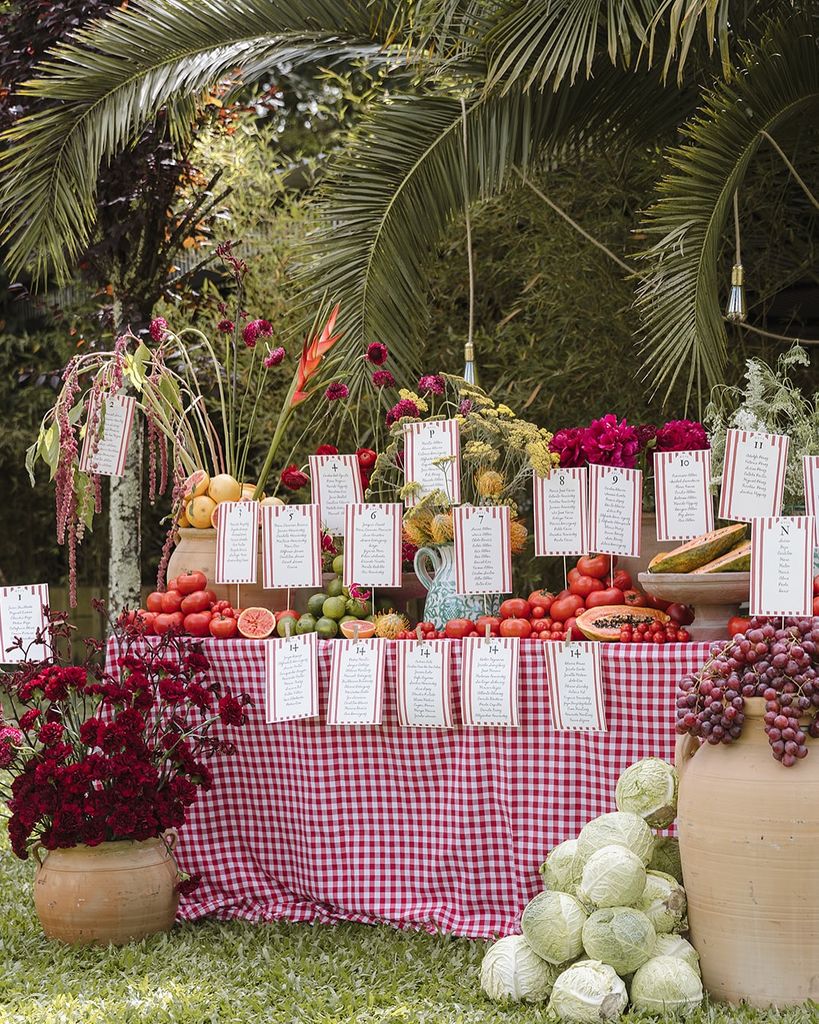 Decoración de bodas con estampado vichy seating plan rojo