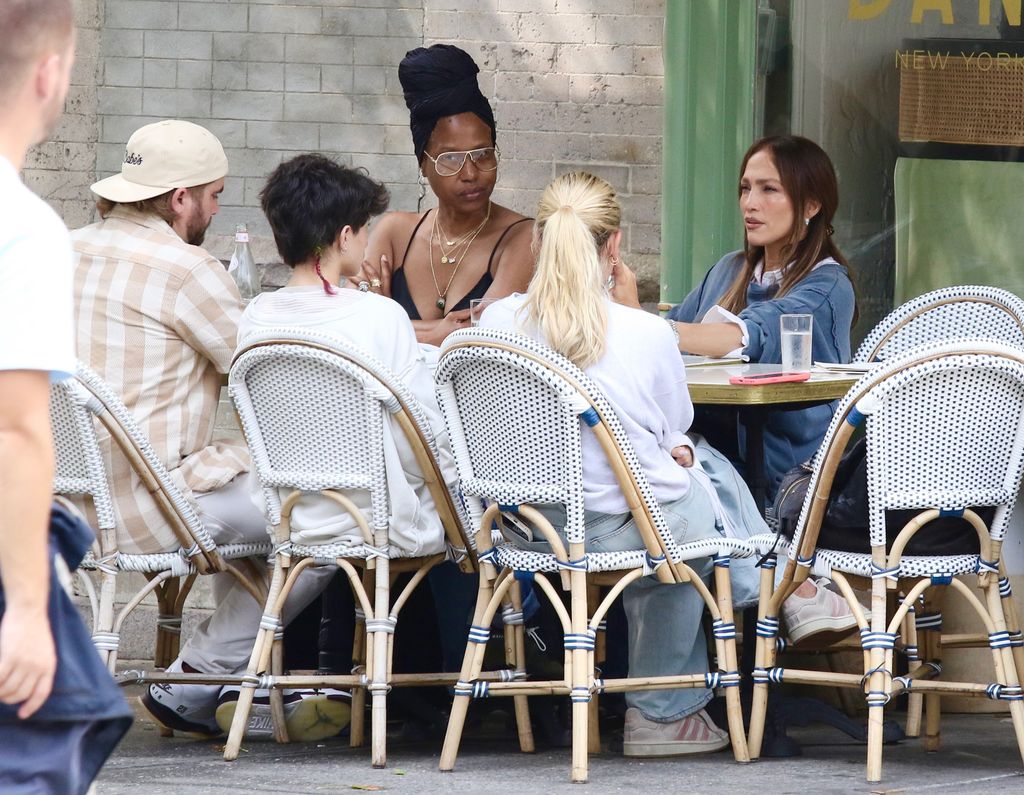 Jennifer Lopez disfrutó de un brunch con su hijos Oskar y algunos amigos en en el restaurante Dante, en el West Village de Manhattan. 