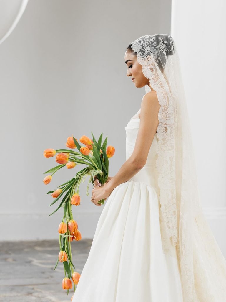 Ramo de novia de tulipanes naranja con cascada Ale Capetillo