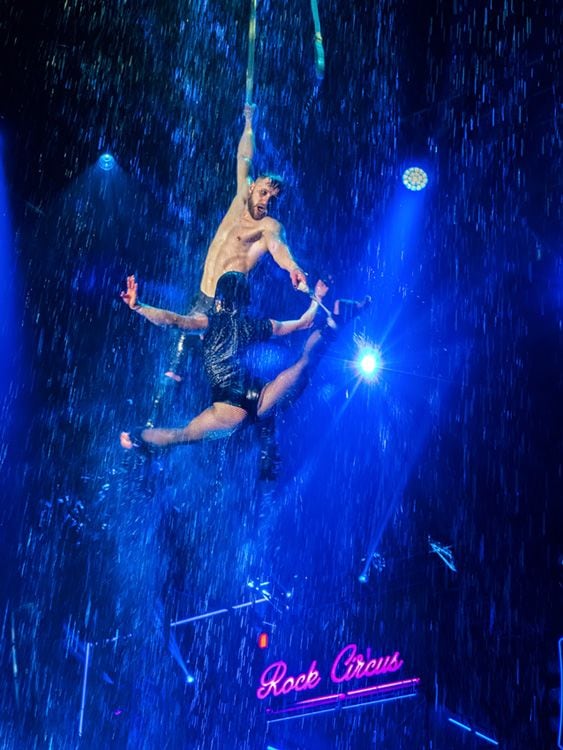 Danzando en el aire bajo la lluvia