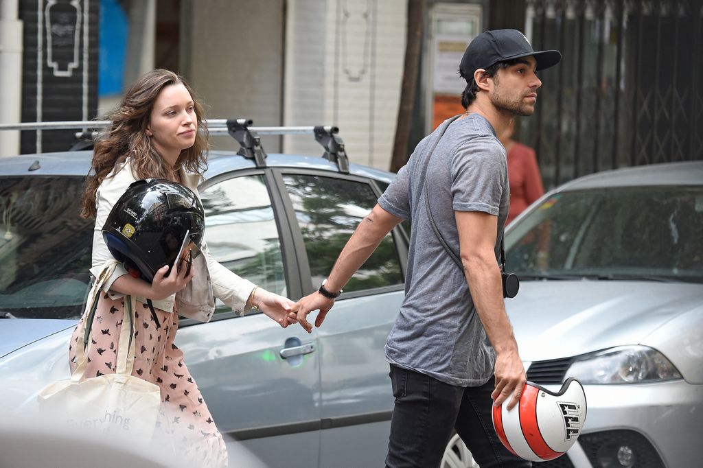 Diego Osorio y Jordan Joy Hewson por las calles de Madrid. 03/06/2017 En la foto paseando de la mano
