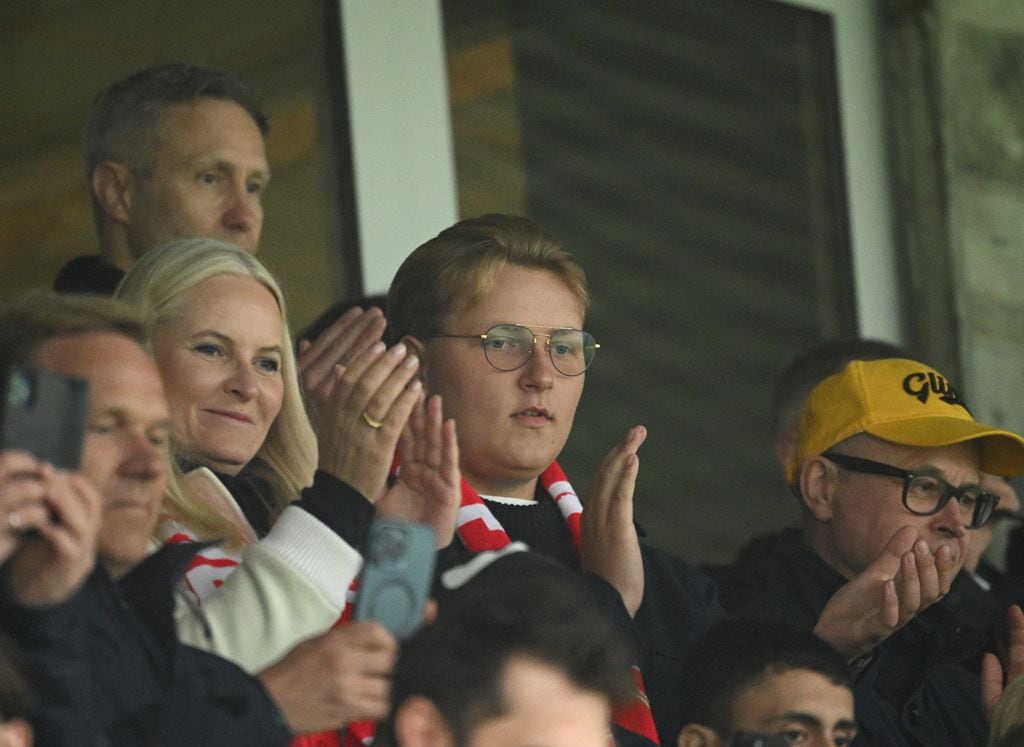 Mette-Marit de Noruega y Sverre Magnus de Noruega en un partido de la Europa League 