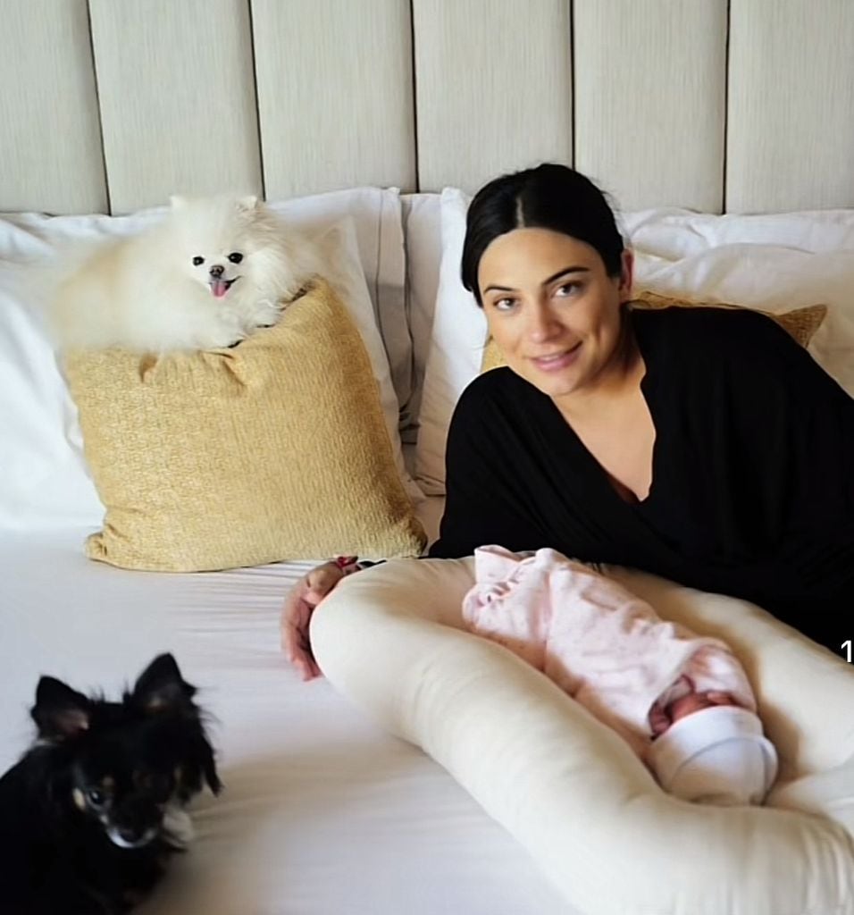 En la imagen, Ana Brenda y Aria, el día en que la bebé llegó a su hogar del hospital.