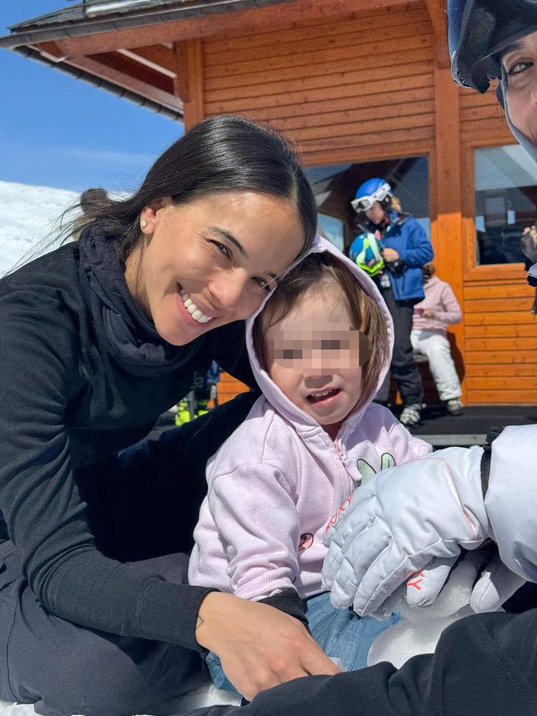 Julia con su hija pequeña en la nieve de Baqueira