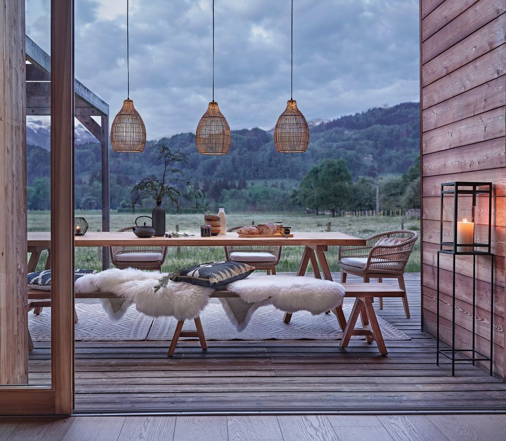 Terraza con mesa y banco de madera