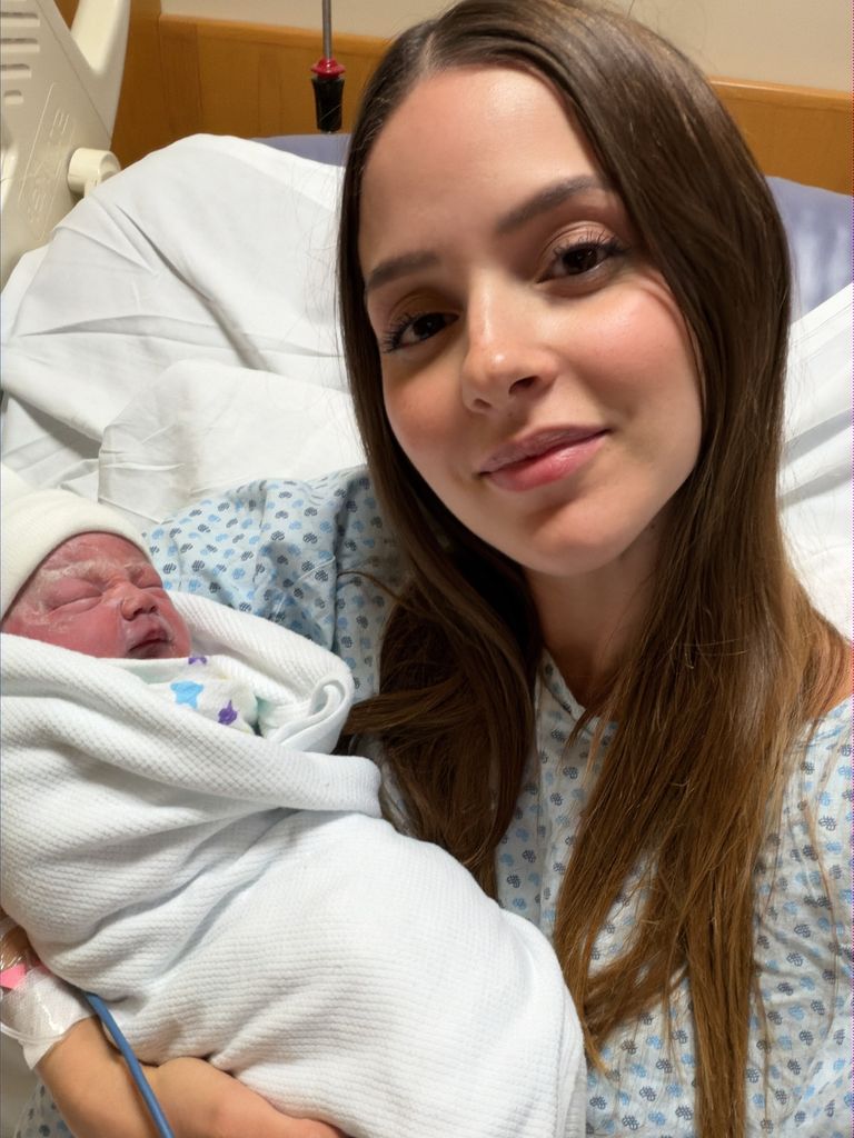 La feliz mamá compartió la primera foto con su hija