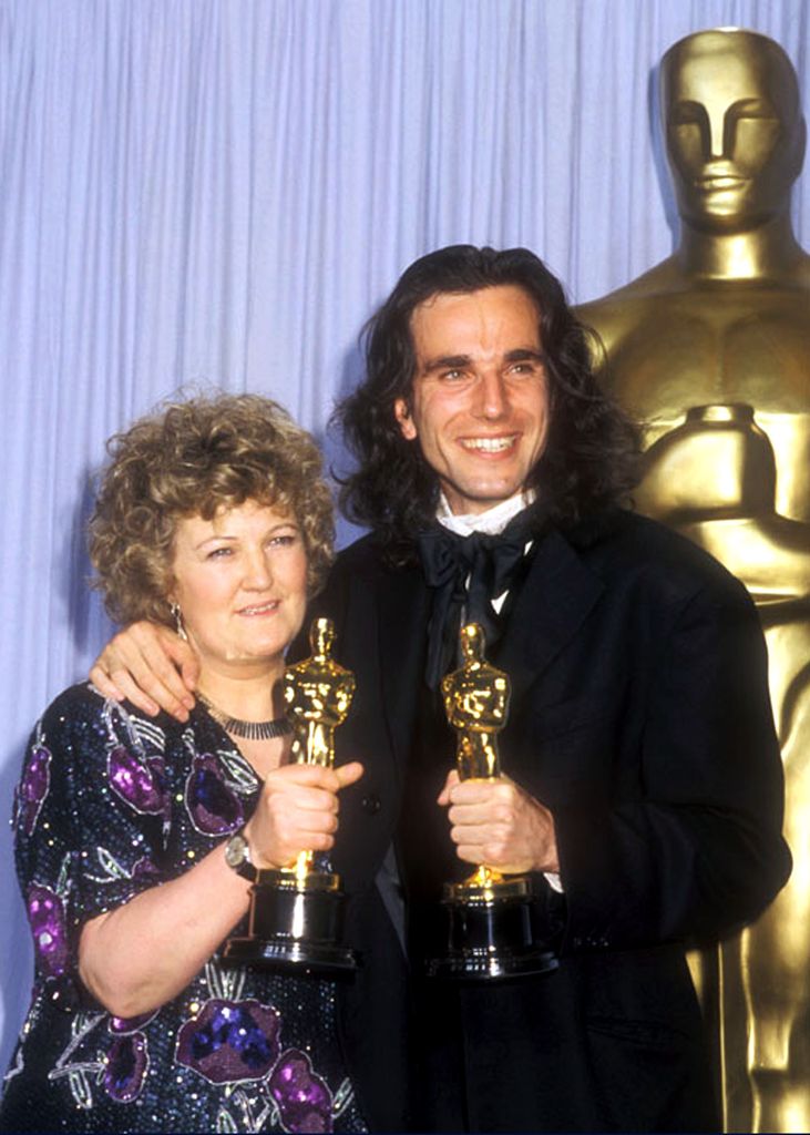 Brenda Fricker y Daniel Day Lewis en la gala de los Oscar en 1990