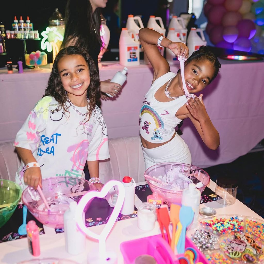 True Thompson se la pasó muy bien junto a sus primos y amigos en su fiesta de cumpleaños