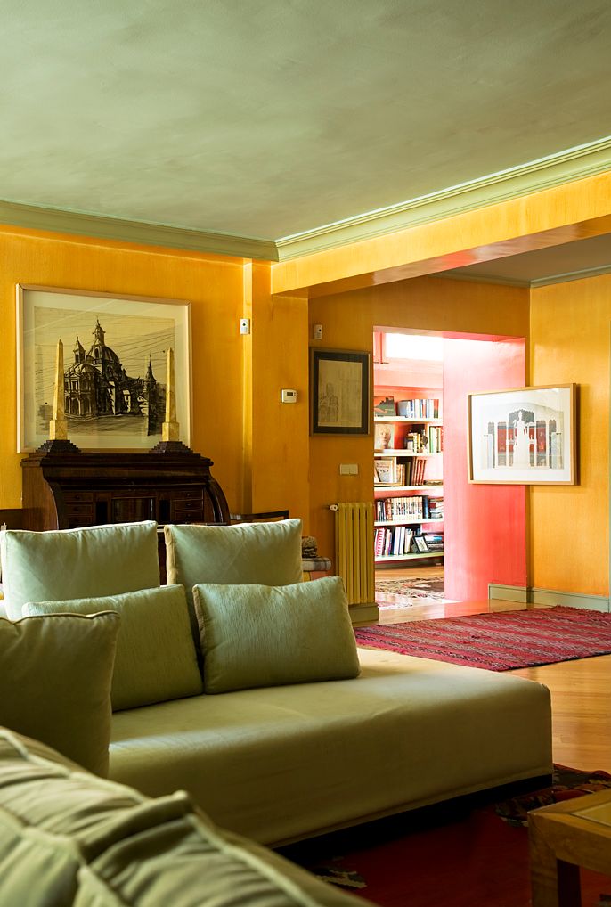 Verde en techos y el sofá mezclado con paredes en rosa y amarillo, para alegrar un salón