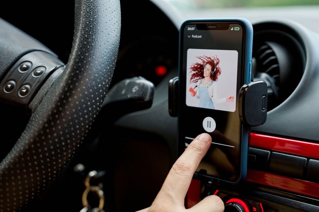 La música familiar o elegida por el propio conductor distrae menos que la impuesta, estabiliza el ánimo y reduce el estrés al volante