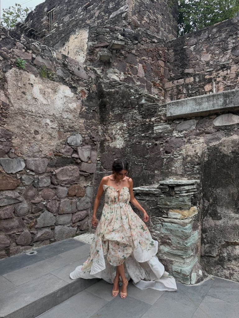 Grecia OV, con un vestido de flores que jugaba con los volúmenes