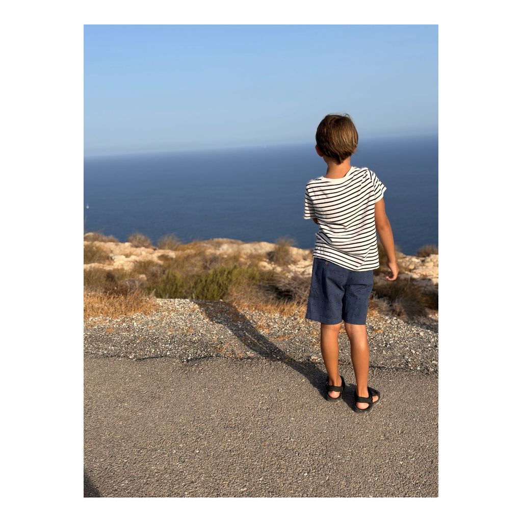 Noah, disfrutando de las vistas del mar en Agua Amarga
