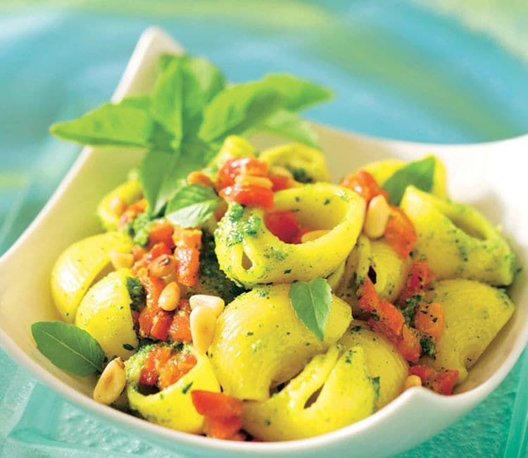 Caracolas con pimientos rojos, piñones y albahaca