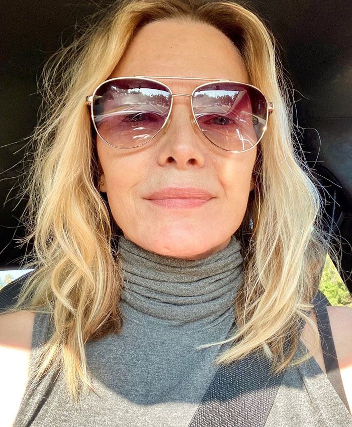 michelle-pfeiffer-selfie