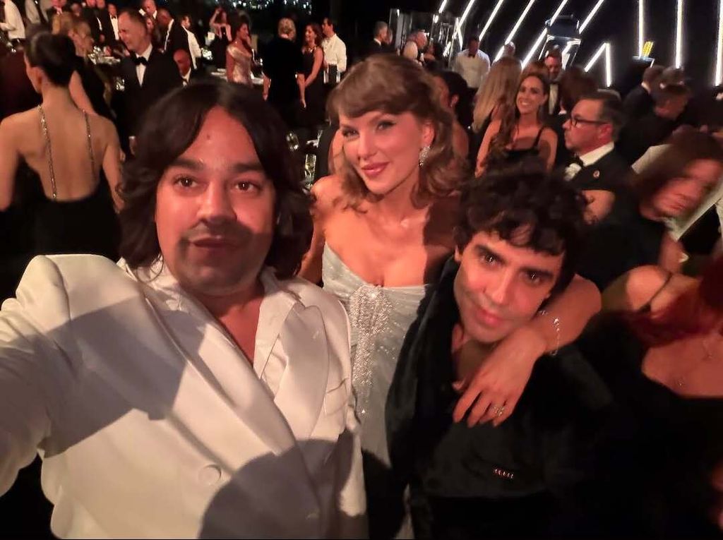 Carlos González y Javier Ambrossi con Taylor Swift