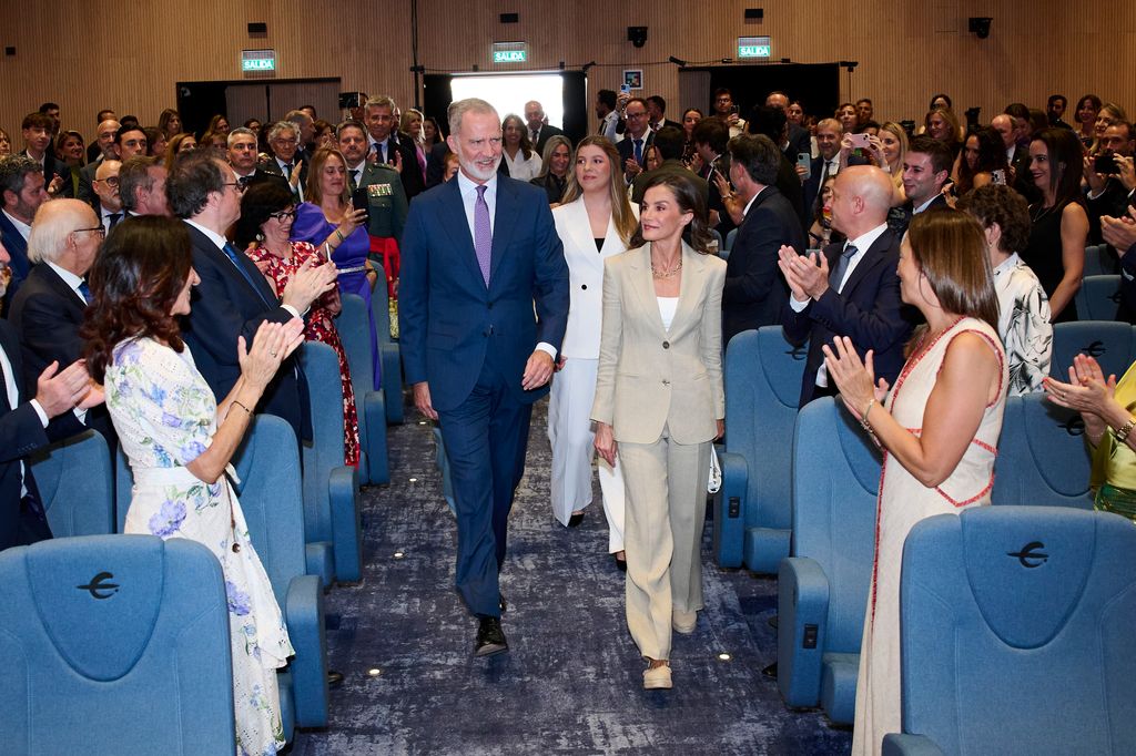 La infanta Sofía contó con el respaldo de sus padres y de su hermana en un día clave para su proyección institucional
