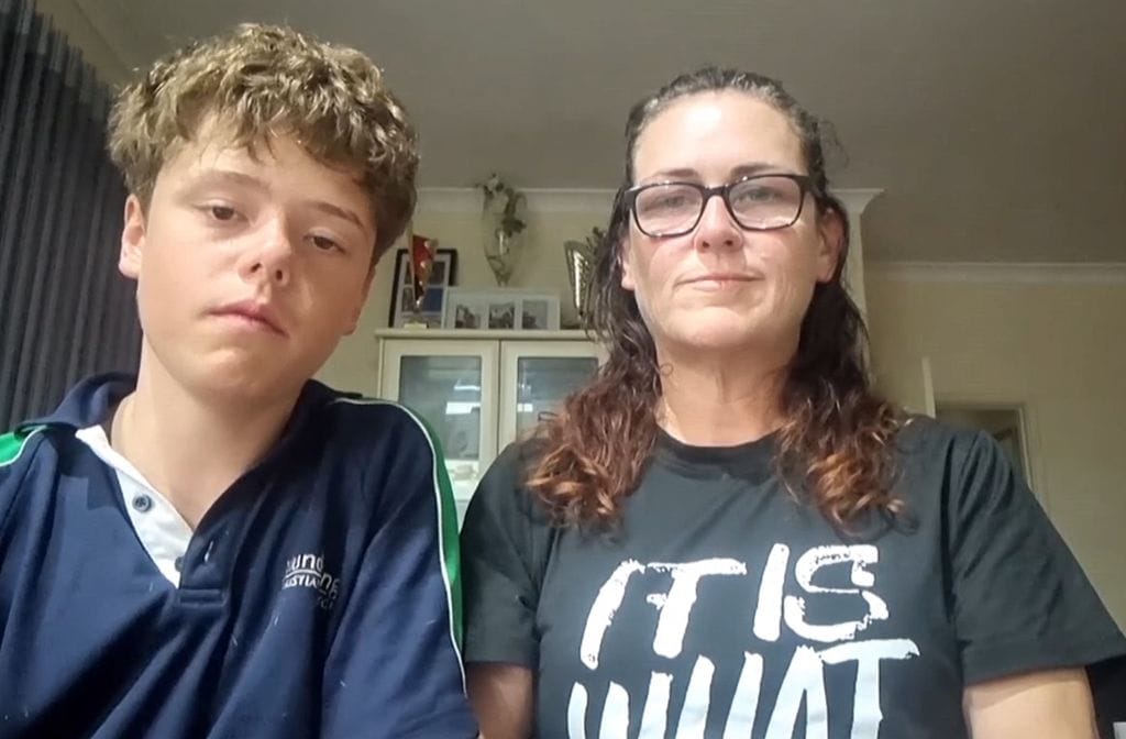 Austin, de 13 años, junto a su madre, Joanne, tras el rescate 