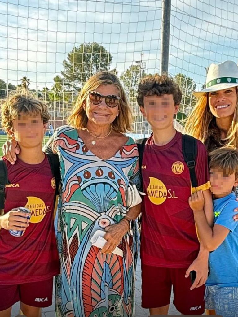 Cari, su hija Carla y los tres hijos de esta