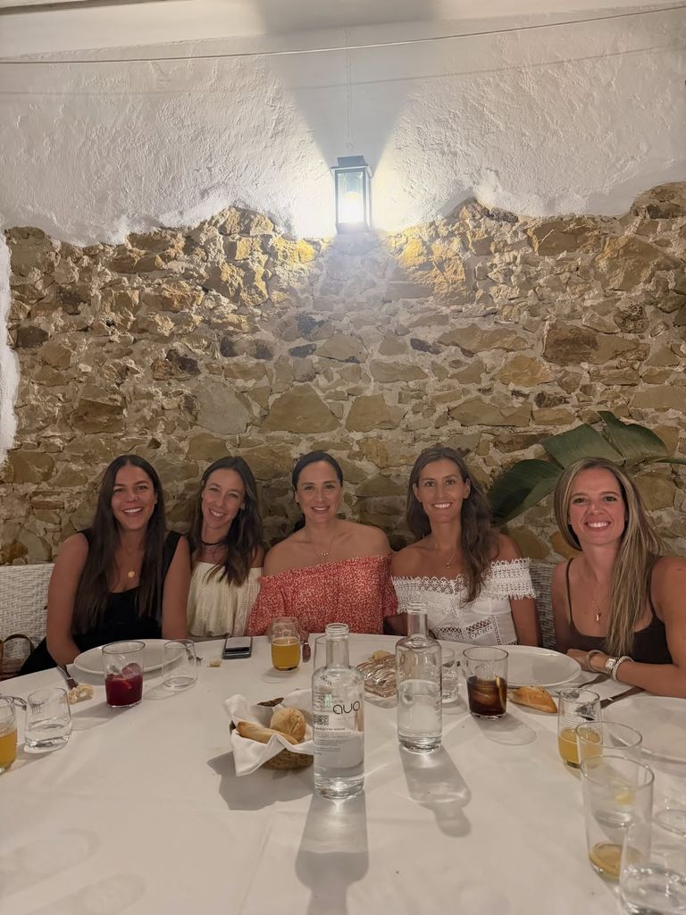 Ana Boyer, espectacular con vestido blanco y muy bronceada de cena con Tamara Falcó y sus amigas