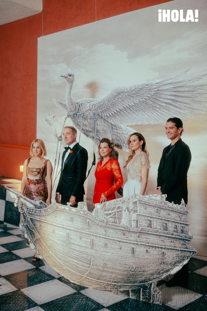 En uno de los sets que se montaron en el lobby, de izquierda a derecha, Loreto Villarreal, Mauricio Lobeira, Ana Bárbara Caballero, Paola Celada y Arturo Ramírez.