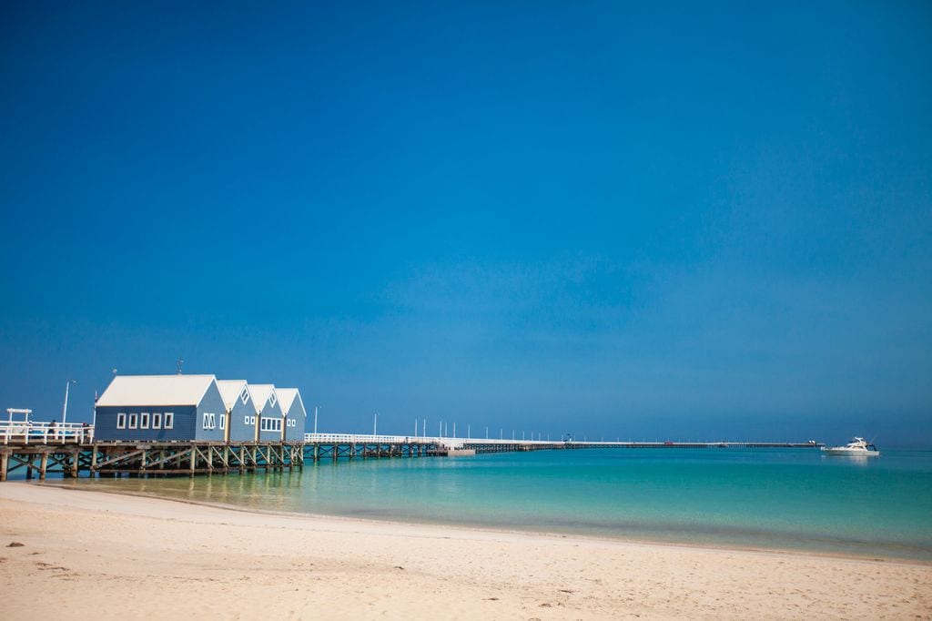 El incidente ocurrió frente a la costa de Quindalup, en la bahía de Geographe, donde la familia quedó varada a cuatro kilómetros de la orilla tras ser arrastrada mar adentro por el viento y el oleaje