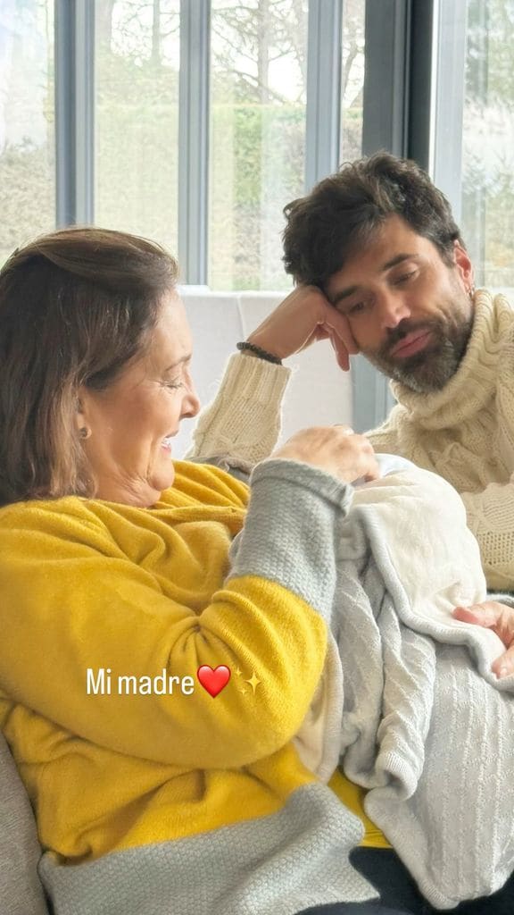Matías Novoa comparte un dulce momento con su mamá y su bebé recién nacido 