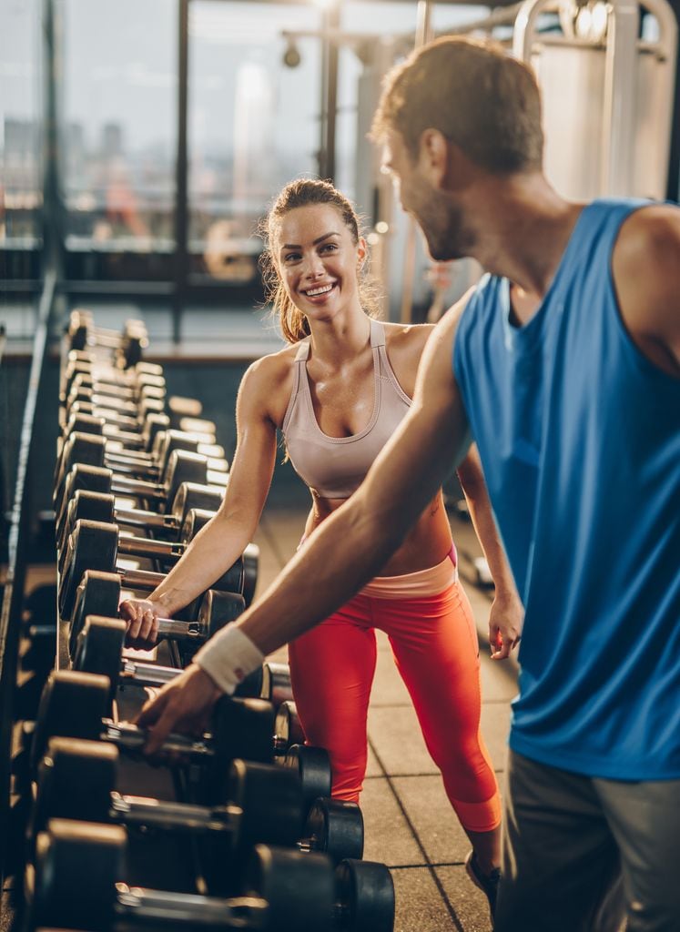 Chico y chica entrenando