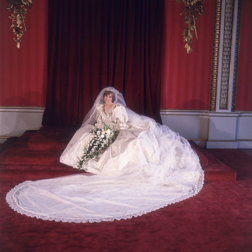 Plano entero de Diana de Gales posando sentada con su vestido de novia
