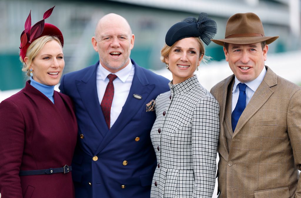 Peter Phillips y Harriet Sperling con Zara y Mike Tindall en Cheltenham, 2026.