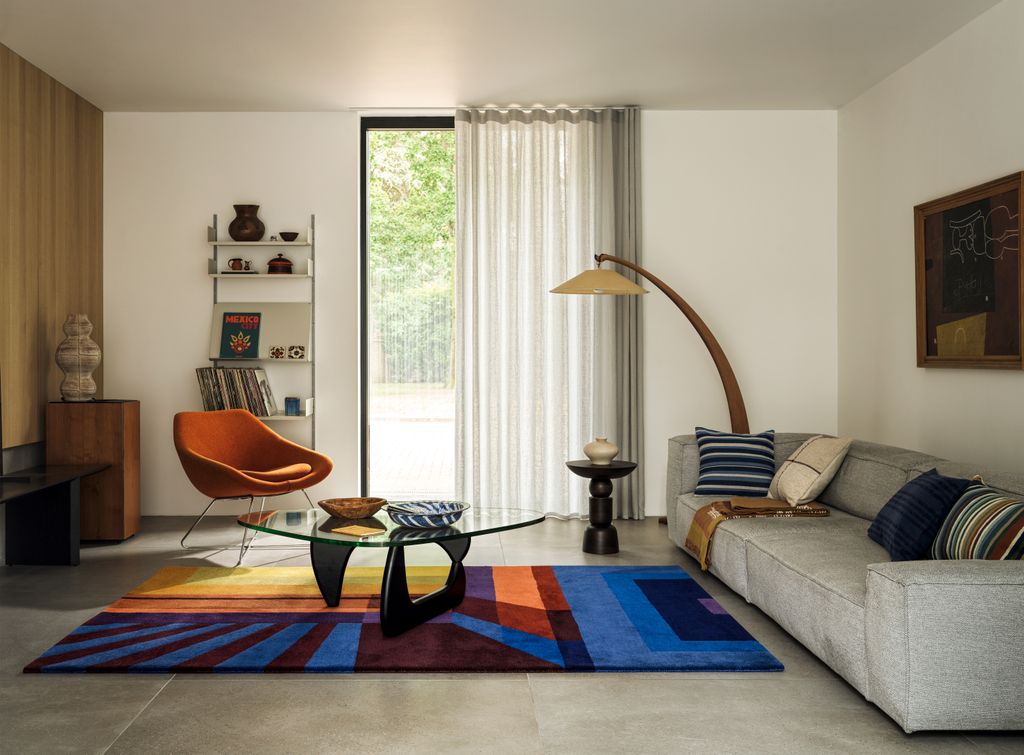 Salón con alfombra geométrica