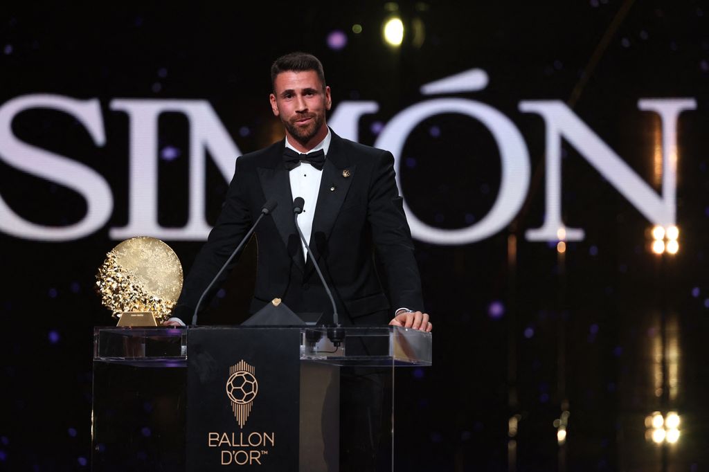 Unai Simón, recogiendo su galardón en la gala del Balón de Oro 2026 