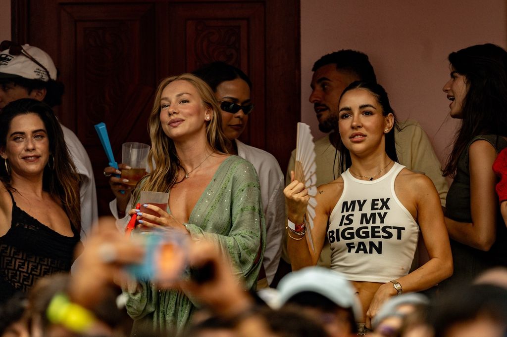 Las actrices María León y Ester Expósito en 'La Casita'