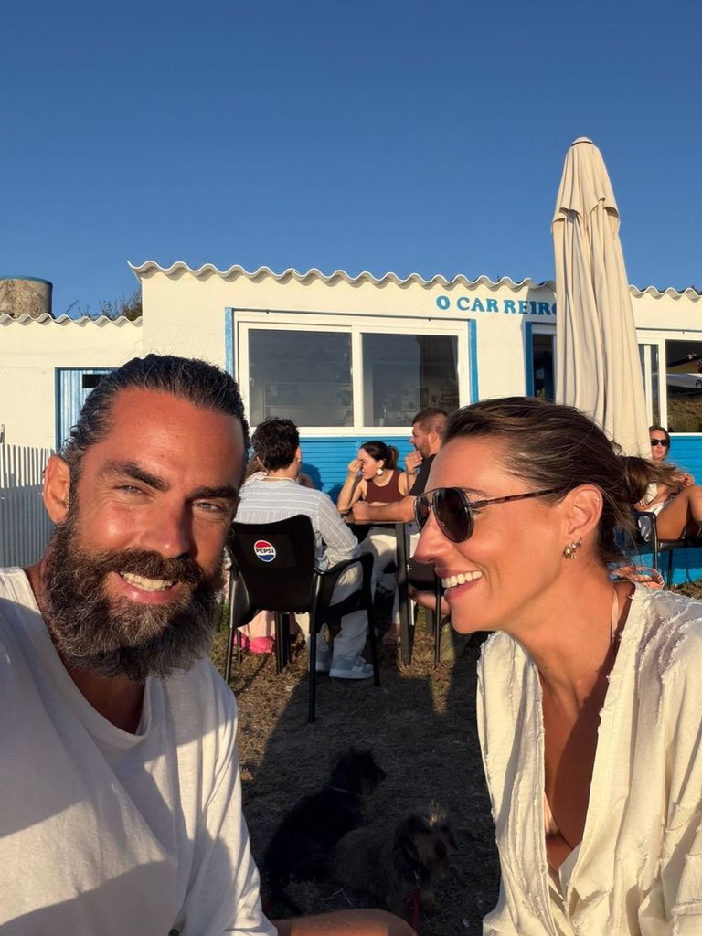 Eugenia Osborne y su pareja, Miguel Barreiro, este verano en O Grove, Pontevedra
