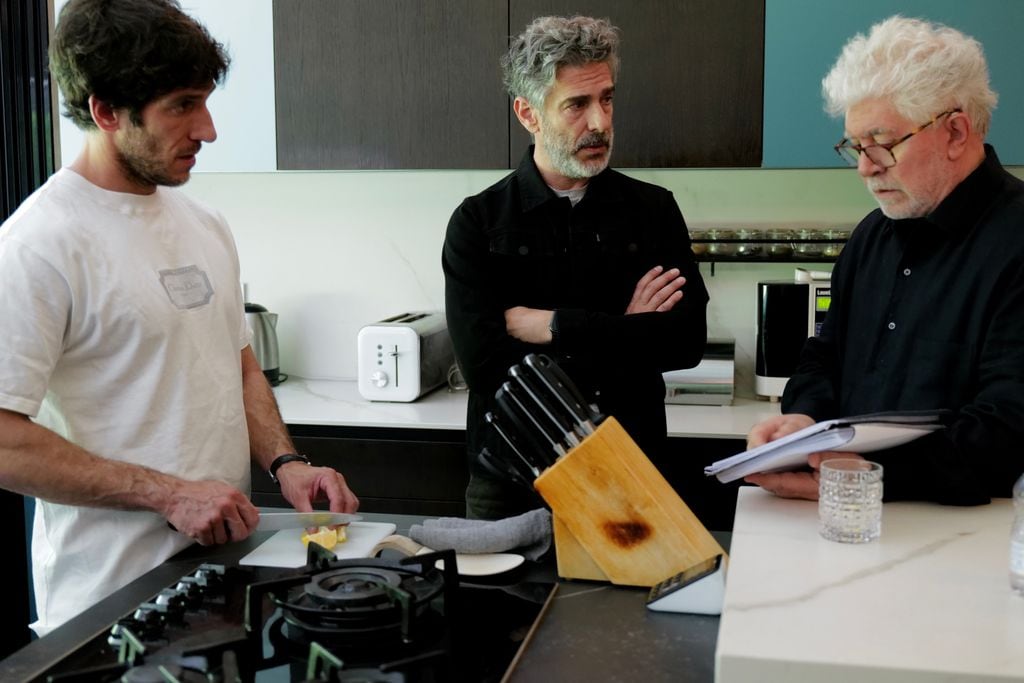 Pedro Almodóvar rueda su próxima película 'Amarga Navidad' junto a Leonardo Sbaraglia y Quim Gutiérrez