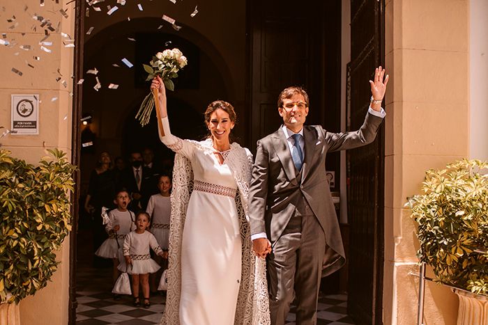 Novios saliendo de la iglesia en una boda en El Puerto de Santa María, Cádiz