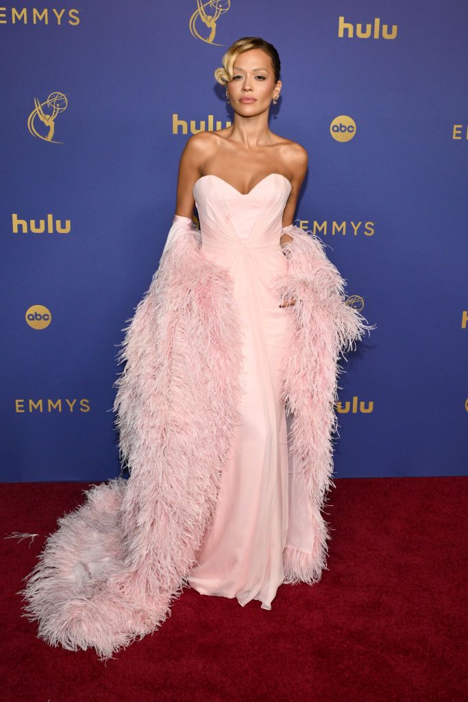 Eiza González estrena cambio de 'look' en los Emmy Awards 2024 | ¡HOLA!
