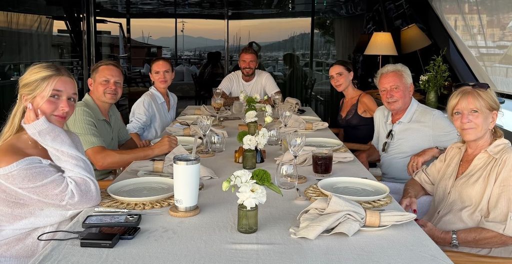 Comer en familia es una parte esencial de sus viajes.