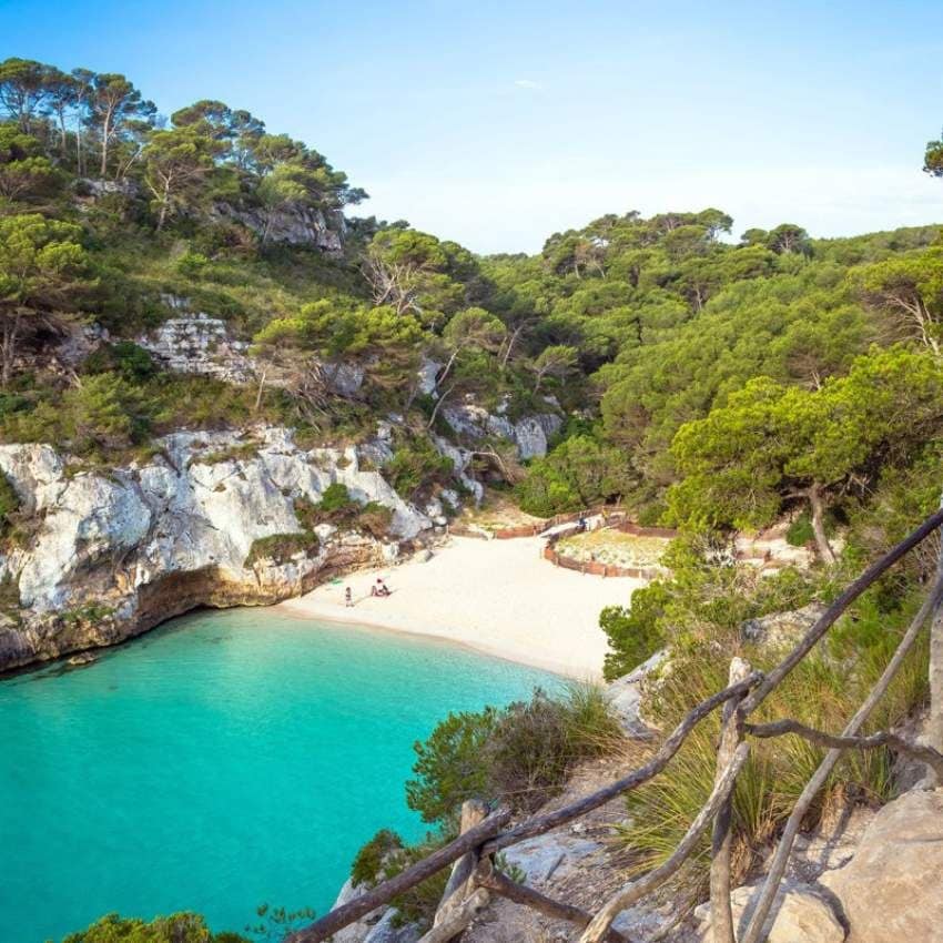 Espectacular cala Turqueta donde el Mediterráneo adquiere un color especial.