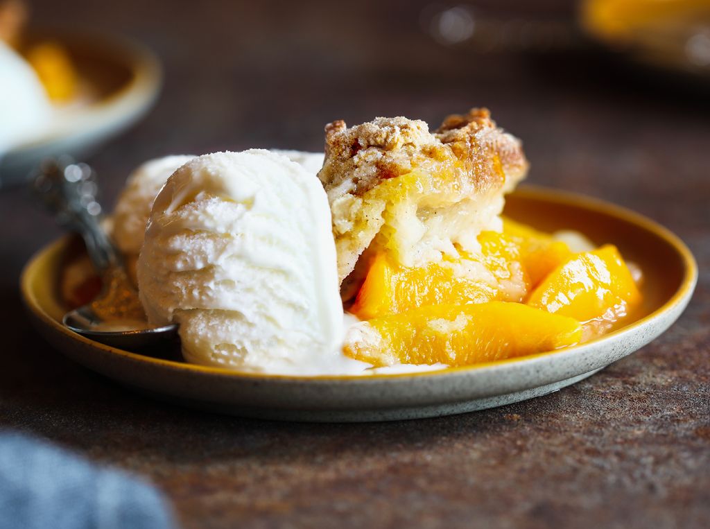 Helado, el acompañamiento más habitual para servir el Peach cobbler.