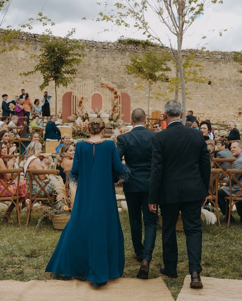 Madrinas de boda con pantalón y cola