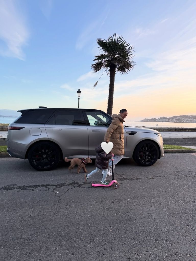 Ana, con su hija y la mascota de la famila