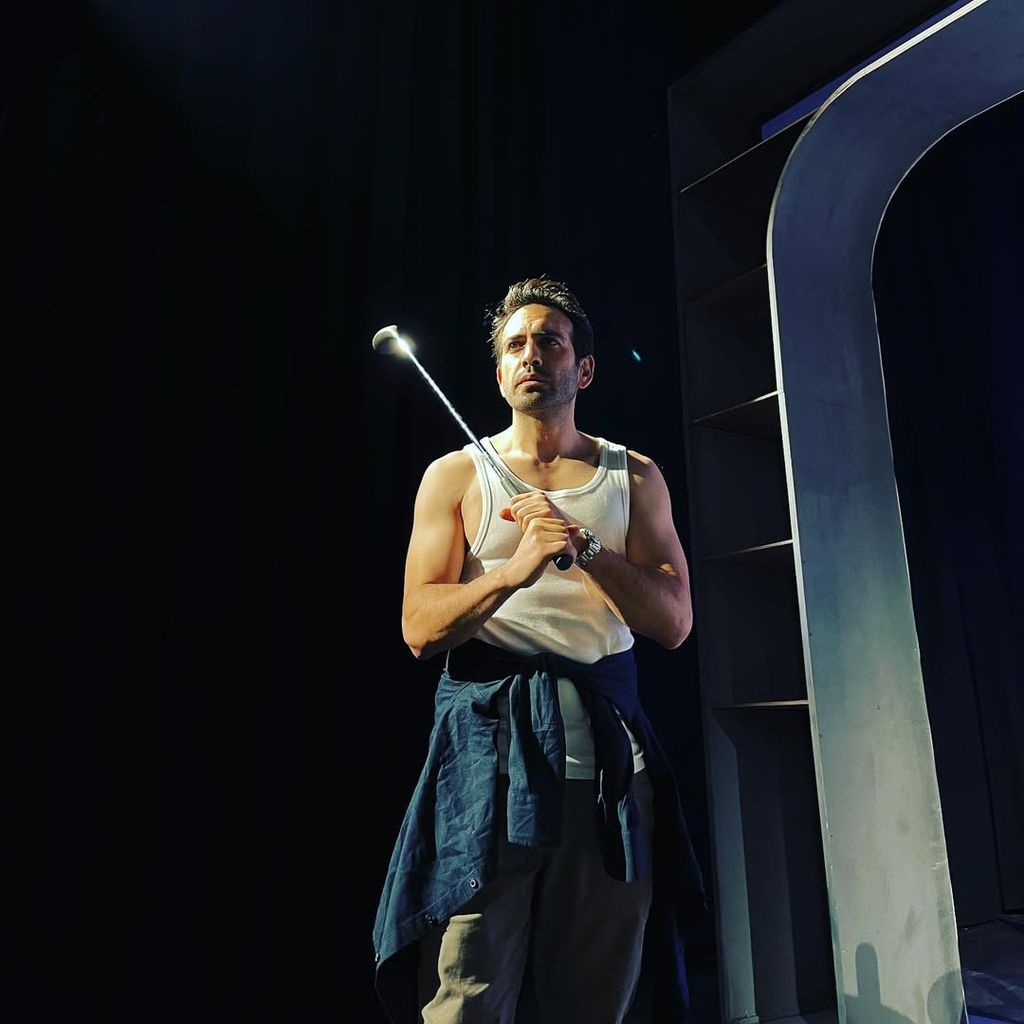 Bugra compatibiliza las grabaciones de Renacer con su participación en la obra de teatro 'Cırcır Böcekleri, İtler ve Biz'