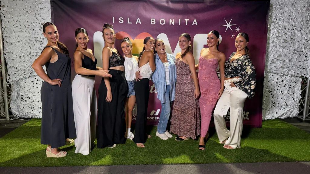 Lola e Isabel, abrazadas tras el final del concierto en La Palma