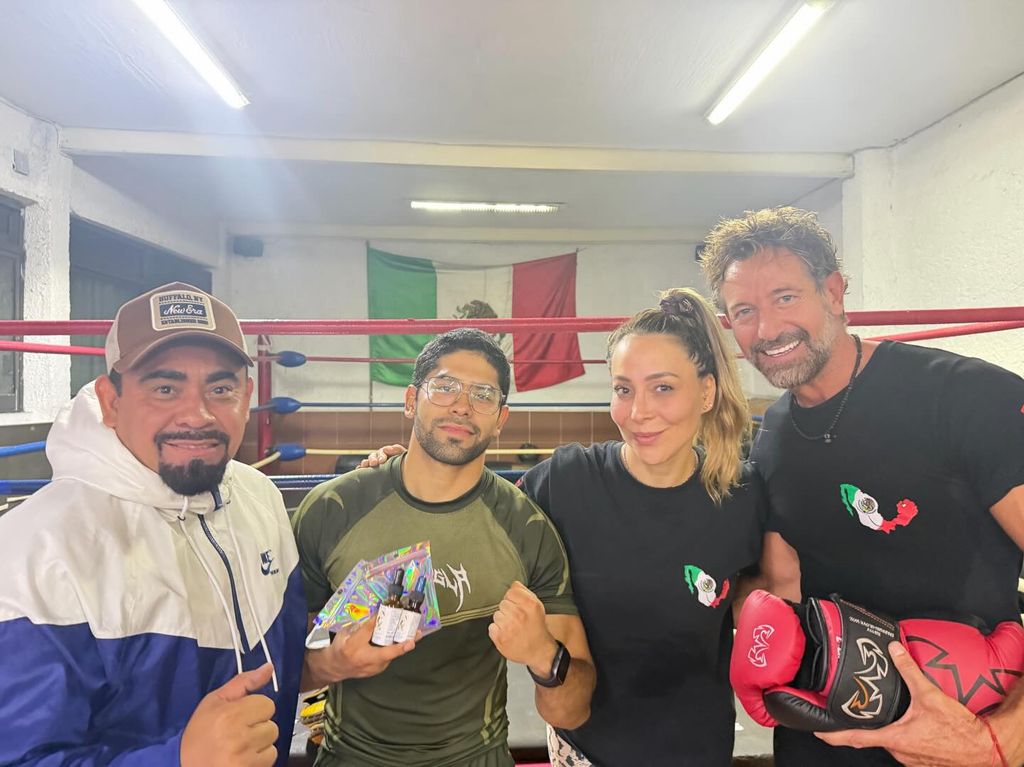 Gabriel Soto con Colibrí Jiménez en una foto del 9 de junio, donde el actor presumía su trabajo conjunto para sus peleadores, pues tiene un gimnasio de box. 