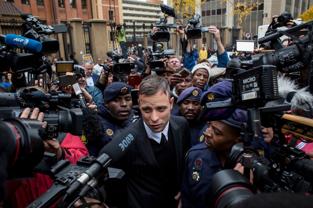 Tras salir de prisión, Pistorius reside en la mansión de su tío Arnold, un complejo fuertemente protegido con seguridad privada, gimnasio y piscina