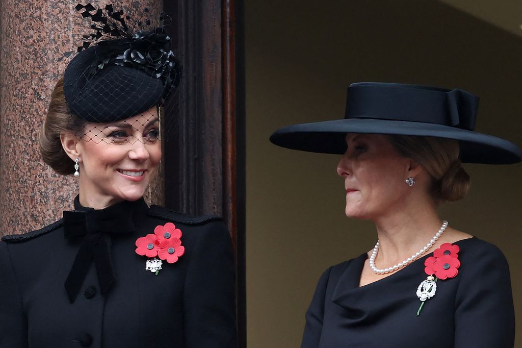 Plano medio de Kate Middleton y Sophie de Edimburgo en el balcón real