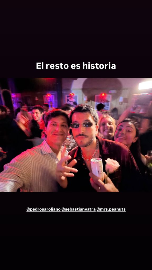 Yatra posando con algunos amigos de Andy