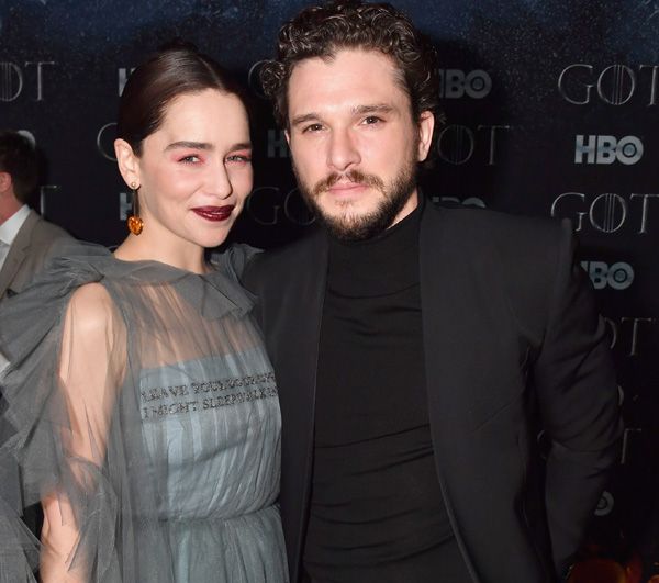 kit harington y emilia clarke