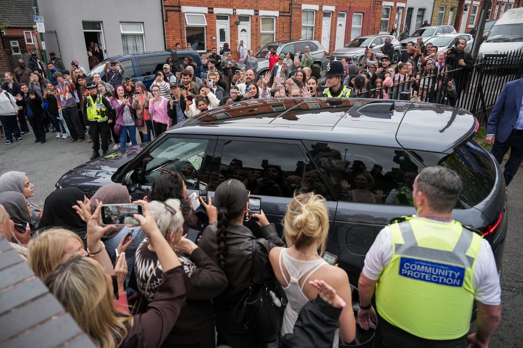 Esta imagen muestra el número de personas que se desplazó hasta allí hasta Epic Partners, un organización de apoyo infantil y juvenil en Nottingham, para ver el coche de los Sussex abandonando el lugar